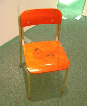 女子校の椅子